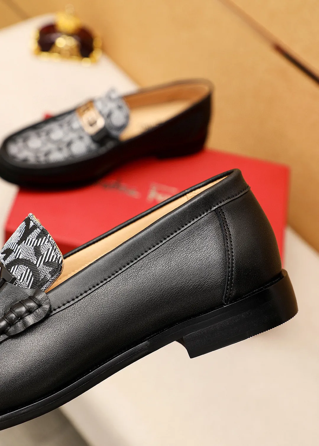 Men's shoes 💰442 💐 Product trademark: Ferragamo "Ferragamo" casual leather shoes Regular size: 38-44 (45.46🉑️customized) Product materials: Selected imported first-layer calfskin upper + original hardware buckle, imported water-dyed cow leather lining. Strong three-dimensional visual effect, combined outsole Color: 1⃣️color optional